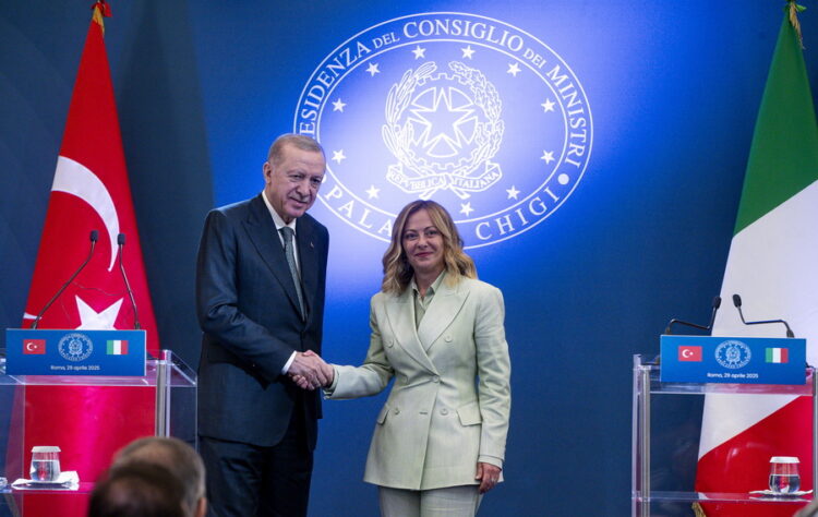 Τριμερής Τουρκίας – Ιταλίας – Λιβύης στην Κωνσταντινούπολη: Ενεργειακή σκακιέρα και μεταναστευτικές ροές στο τραπέζι