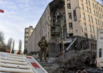 Σειρήνες ήχησαν στο Κίεβο: Ρωσική απειλή με πυραύλους Kinjal – Δεκάδες νεκροί και τραυματίες σε πλήγματα