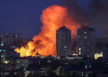 Σφοδρά ρωσικά πλήγματα με βαλλιστικούς πυραύλους έπληξαν την ουκρανική πρωτεύουσα