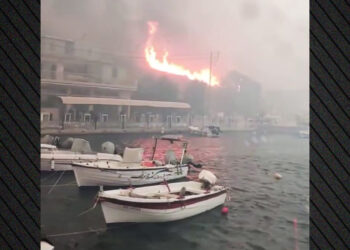 Χίος σε πύρινη πολιορκία: Απεγκλωβισμοί πολιτών από παραλίες – 11 οικισμοί εκκενώθηκαν
