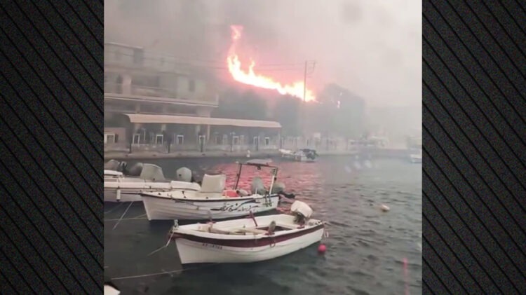 Χίος σε πύρινη πολιορκία: Απεγκλωβισμοί πολιτών από παραλίες – 11 οικισμοί εκκενώθηκαν