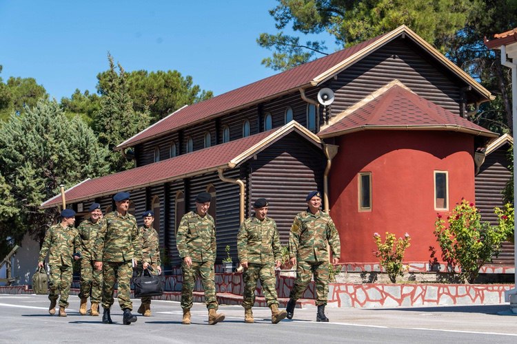 Ο Α/ΓΕΣ επισκέφθηκε τη Σχολή Πολέμου και τη Διοίκηση Στρατηγικών Μεταφορών