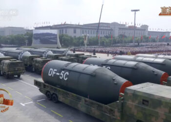 Παρουσιάστηκε ο νέος τύπος διηπειρωτικού στρατηγικού πυρηνικού πυραύλου DF-5C στην Παρέλαση της Κίνας (video)