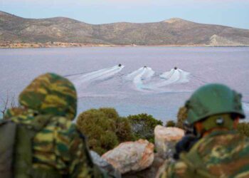 Εντυπωσιακή άσκηση ετοιμότητας: Ανακατάληψη βραχονησίδας από δυνάμεις της ΑΣΔΕΝ (vid)