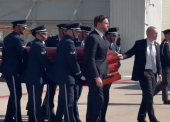 Ο αντιπρόεδρος των ΗΠΑ Τζέι Ντι Βανς μετέφερε το φέρετρο με την σορό του Τσάρλι Κέρκ (vid)