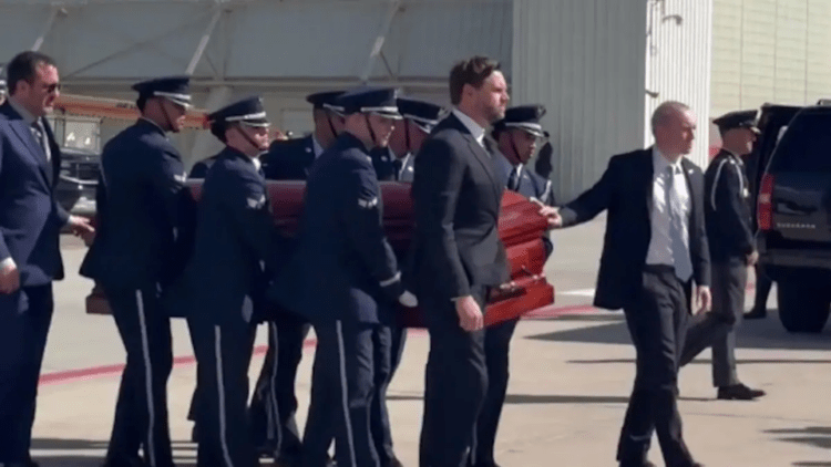 Ο αντιπρόεδρος των ΗΠΑ Τζέι Ντι Βανς μετέφερε το φέρετρο με την σορό του Τσάρλι Κέρκ (vid)