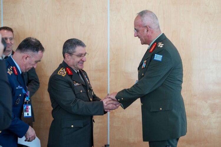 Συνάντηση του Α/ΓΕΕΘΑ με τον Τούρκο Αρχηγό Seltcuk Bayraktaroglu….Δεν ανακοινώθηκε τι είπανε