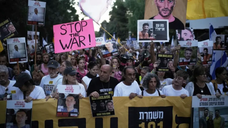 Οι οικογένειες των ομήρων απαιτούν συμφωνία με τη Χαμάς για επιστροφή των αγαπημένων τους