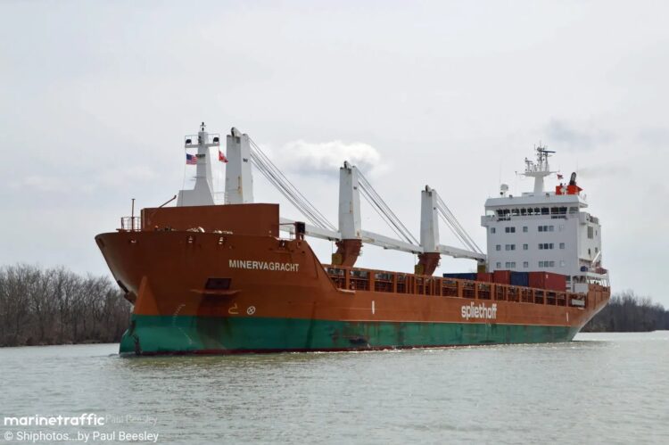 Χτυπήθηκε και φλέγεται το Φορτηγό πλοίο Minervagracht…Στον κόλπο του Άντεν