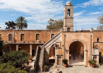 Χανιά: Δεσμεύτηκε η περιουσία των δύο αδερφών και του επισκόπου που πούλησαν το ακίνητο των 175 στρεμ. στον Σταυρό