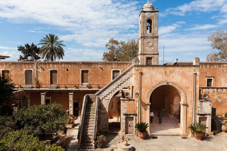 Χανιά: Δεσμεύτηκε η περιουσία των δύο αδερφών και του επισκόπου που πούλησαν το ακίνητο των 175 στρεμ. στον Σταυρό