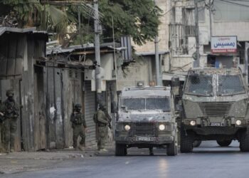 Ιερουσαλήμ: Το Ισραήλ κατεδαφίζει σπίτια και ακυρώνει άδειες εργασίας σε απάντηση για την επίθεση – Στο στόχαστρο συγγενείς και συγχωριανοί των δραστών