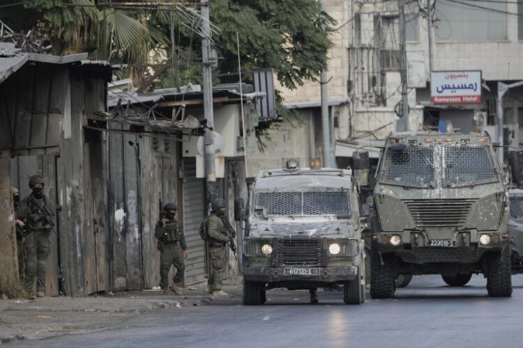 Ιερουσαλήμ: Το Ισραήλ κατεδαφίζει σπίτια και ακυρώνει άδειες εργασίας σε απάντηση για την επίθεση – Στο στόχαστρο συγγενείς και συγχωριανοί των δραστών