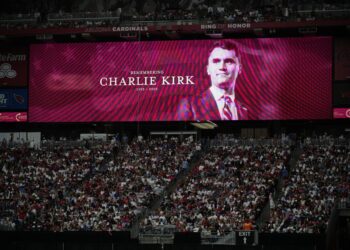 Τραμπ: Ο Τσάρλι Κερκ ήταν «Αμερικανός ήρωας και μάρτυρας» – Συγκίνηση στην τελετή μνήμης, συγχώρεσε τον δράστη η χήρα του