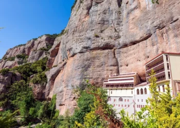 Καλάβρυτα: Συνελήφθη ο ηγούμενος της Μονής Σπηλαίου – Επιχείρησε να πουλήσει εικόνες και Ευαγγέλια για 200.000 ευρω