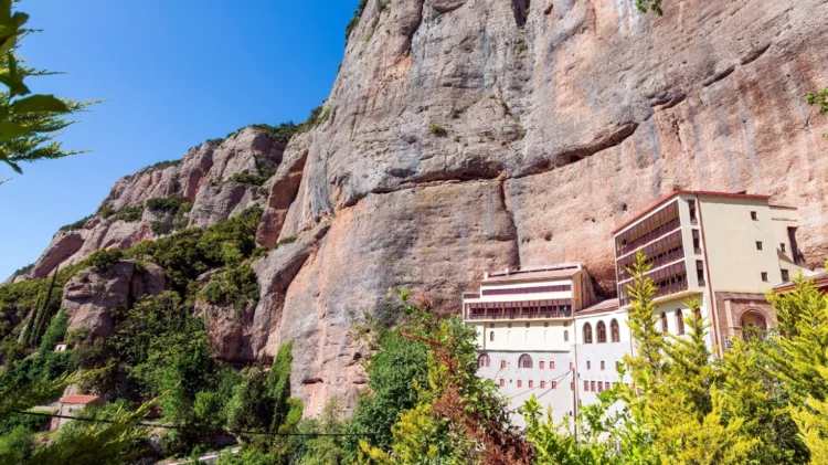 Καλάβρυτα: Συνελήφθη ο ηγούμενος της Μονής Σπηλαίου – Επιχείρησε να πουλήσει εικόνες και Ευαγγέλια για 200.000 ευρω