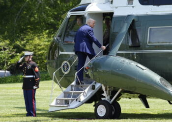Απρόοπτο στην αποχώρηση του Τραμπ από τη Βρετανία – Πρόβλημα στο ελικόπτερο Marine One