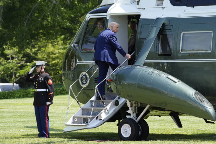 Απρόοπτο στην αποχώρηση του Τραμπ από τη Βρετανία – Πρόβλημα στο ελικόπτερο Marine One
