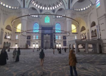 Τουρκία: Ρώσοι τουρίστες συνελήφθησαν για φιλί μέσα σε τζαμί – Αντιδράσεις και πιθανή φυλάκιση