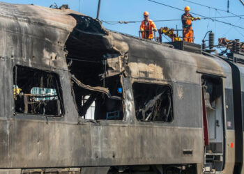 Ρωσικές δυνάμεις σφυροκοπούν σιδηροδρομικές υποδομές στην κεντρική Ουκρανία – 5 τραυματίες