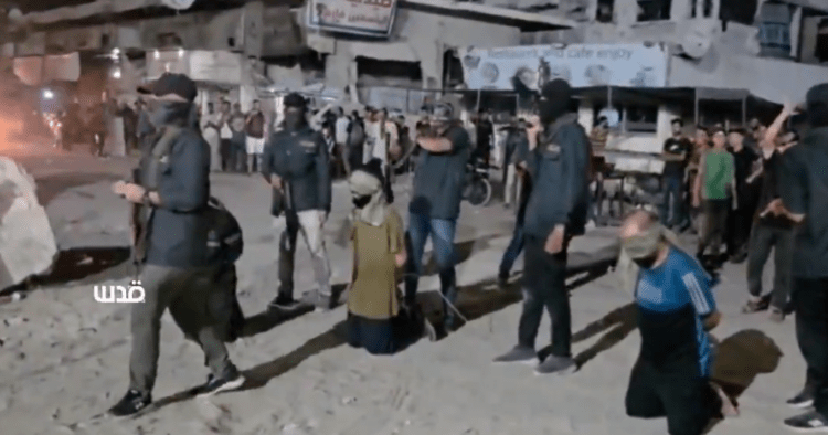 Εκτέλεση απο τη Χαμάς 3 Παλαιστινίων στη μέση του δρόμου (video)