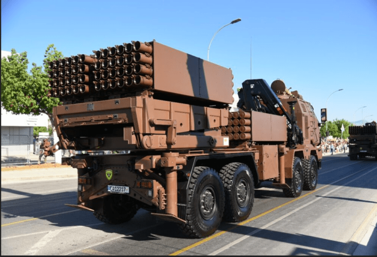 Παρουσιάστηκε & Εντυπωσίασε ο πολλαπλός εκτοξευτής πυραύλων “Tamnava” στην Παρέλαση της Ε.Φ (video)