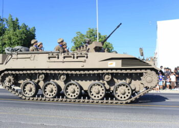 Η Κύπρος τιμά την 65η επέτειο από την ανεξαρτησία της: Σε εξέλιξη η μεγάλη στρατιωτική παρέλαση (video)