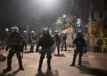 Ένταση υπήρξε στα Εξάρχεια με ρίψεις Μολότοφ  κατά των ΜΑΤ