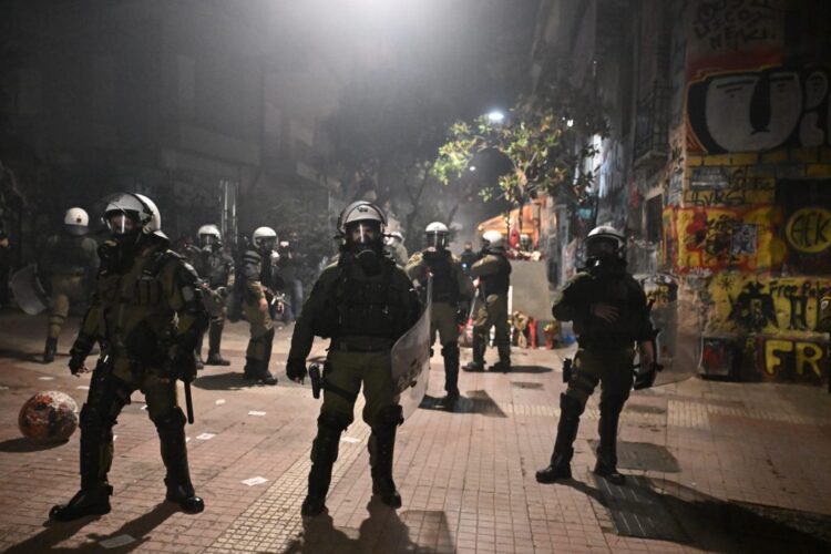 Ένταση υπήρξε στα Εξάρχεια με ρίψεις Μολότοφ  κατά των ΜΑΤ