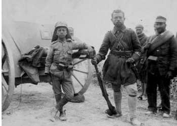 Ο 13χρονος Γεράσιμος Ραφτόπουλος ήταν ο νεότερος δεκανέας στην ιστορία των Ελληνικών Ενόπλων Δυνάμεων. 