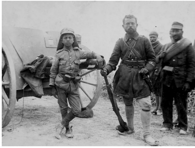 Ο 13χρονος Γεράσιμος Ραφτόπουλος ήταν ο νεότερος δεκανέας στην ιστορία των Ελληνικών Ενόπλων Δυνάμεων. 