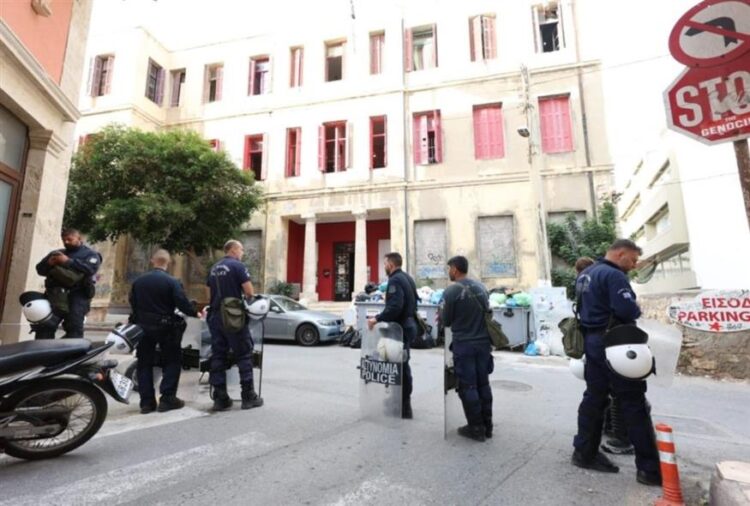 Σε εκτεταμένη επιχείρηση εκκένωσης της κατάληψης «Ευαγγελισμός»..Και για την επίθεση σε βάρος του Μάκη Βορίδη.