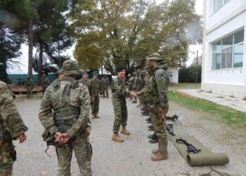 Επίσκεψη του Αρχηγού ΓΕΣ στη Ρεντίνα – Έδωσε οδηγίες και συνεχάρη το προσωπικό των Ειδικών Δυνάμεων