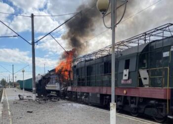 Ρωσική επίθεση με drones σε τρένο στην Ουκρανία – Τουλάχιστον 30 τραυματίες, σκηνές χάους στη Σούμι