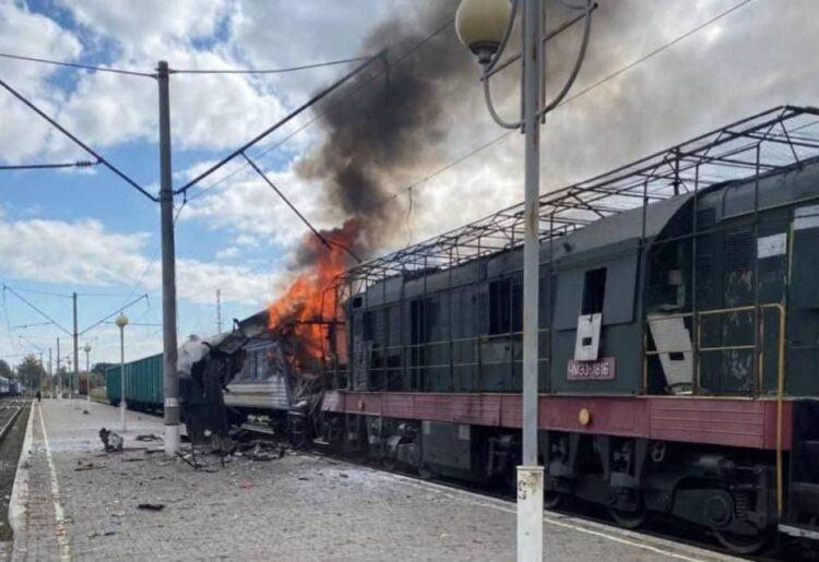 Ρωσική επίθεση με drones σε τρένο στην Ουκρανία – Τουλάχιστον 30 τραυματίες, σκηνές χάους στη Σούμι