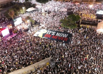 Τραμπ σε Νετανιάχου και Χαμάς: «Ή τώρα ή ποτέ» – Με φωτογραφία από διαδήλωση στο Ισραήλ πιέζει για συμφωνία