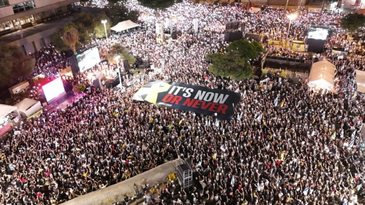 Τραμπ σε Νετανιάχου και Χαμάς: «Ή τώρα ή ποτέ» – Με φωτογραφία από διαδήλωση στο Ισραήλ πιέζει για συμφωνία