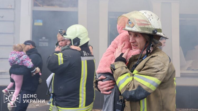 Χάρκοβο: Ρωσικό drone έπληξε παιδικό σταθμό – Ένας νεκρός, 7 τραυματίες, 50 παιδιά διασώθηκαν