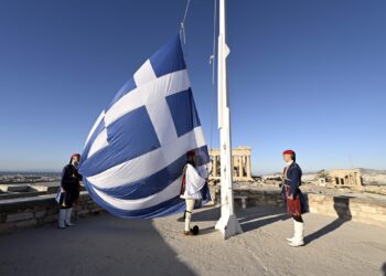 Συγκίνηση στην Ακρόπολη: Έπαρση της σημαίας για την 28η Οκτωβρίου (video)