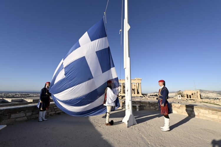 Συγκίνηση στην Ακρόπολη: Έπαρση της σημαίας  για  την 28η Οκτωβρίου (video)