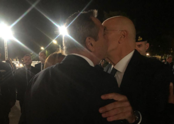 Δένδιας στον Καμμένο… χαμογελώντας είπε: «Δεν σε γνώρισα.