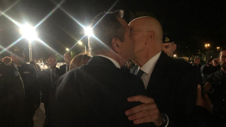 Δένδιας στον Καμμένο… χαμογελώντας είπε: «Δεν σε γνώρισα.