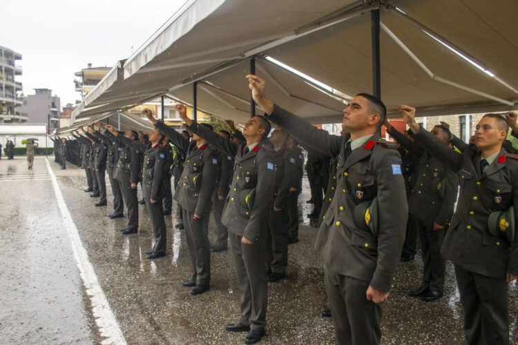 Υπό βροχή η τελετή ορκωμοσίας των πρωτοετών σπουδαστών της ΣΜΥ Τάξης 2028.