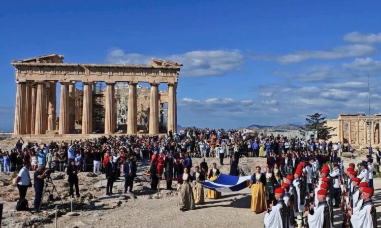 81 χρόνια από την Απελευθέρωση της Αθήνας – Έπαρση της σημαίας στην Ακρόπολη