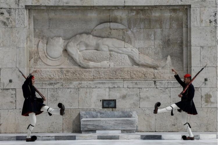 Κατατέθηκε στη Βουλή η τροπολογία για τον Άγνωστο Στρατιώτη – Τι απαγορεύεται και ποιες οι ποινές