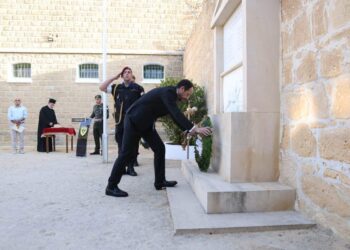 Κατάθεση στεφάνων από ΠτΔ …Στα Φυλακισμένα Μνήματα!