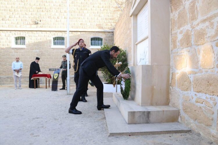 Κατάθεση στεφάνων από ΠτΔ …Στα Φυλακισμένα Μνήματα!