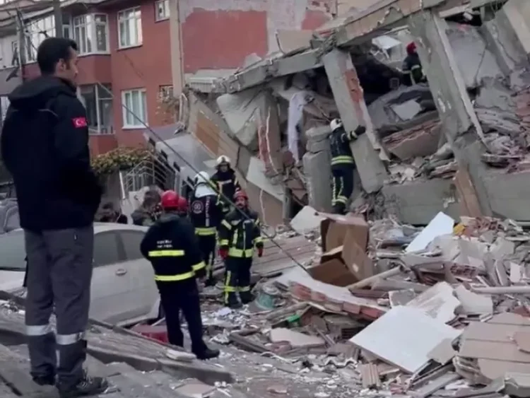 Τουρκία: Κατέρρευσε επταώροφο κτίριο στην Κοτζαέλι