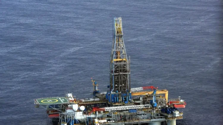 Υπογράφηκαν οι συμβάσεις για τα θαλάσσια οικόπεδα νότια της Κρήτης και της Πελοποννήσου – Chevron και Helleniq Energy στο τιμόνι των ερευνών