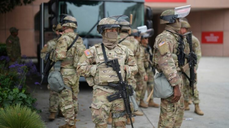 Τραμπ στέλνει 300 Εθνοφρουρούς στο Σικάγο – Ένταση και επεισόδια μετά τον τραυματισμό γυναίκας από ομοσπονδιακούς πράκτορες